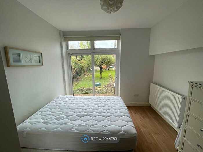 Studio To Rent In Wycombe Gardens, London, NW11