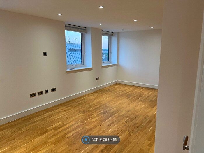 2 Bedroom Flat To Rent In Elizabeth House, East Grinstead, RH19