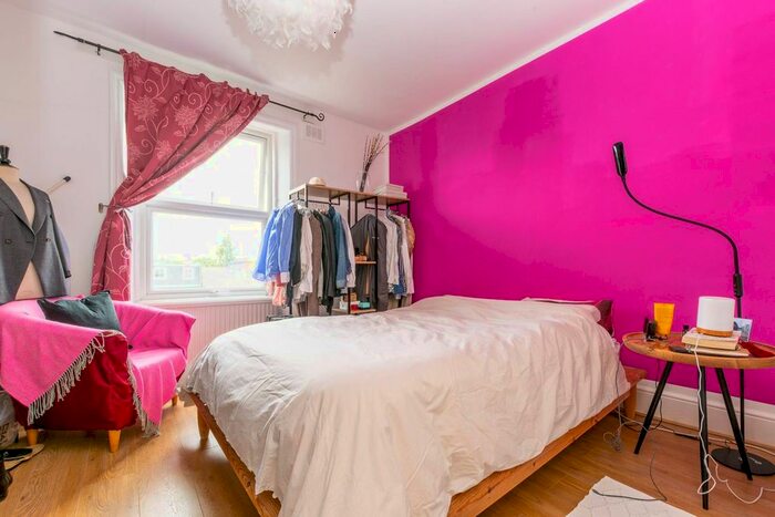 1 Bedroom Flat To Rent In Barons Court Road, Barons Court, London, W14
