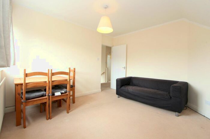 1 Bedroom Flat To Rent In Strathmore Gardens, Edgware, HA8