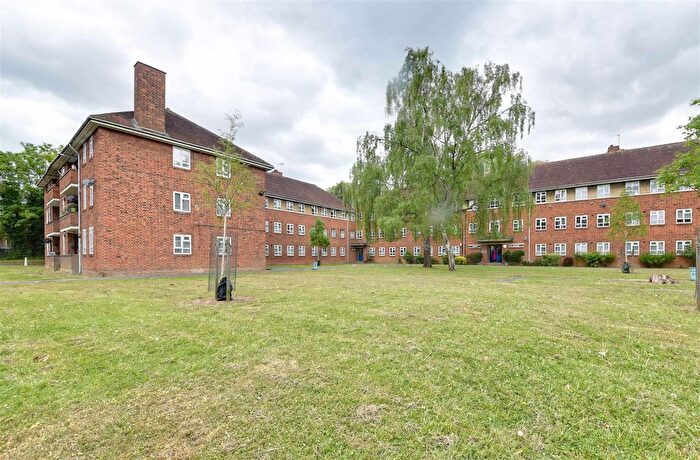 3 Bedroom Flat For Sale In The Woodlands, North Finchley, N12
