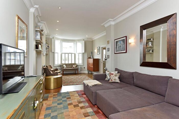 5 Bedroom House To Rent In Grandison Road, SW11