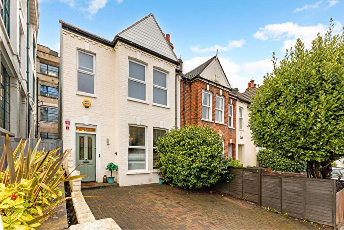 3 Bedroom Semi Detached House For Sale In Martell Road, London, SE21