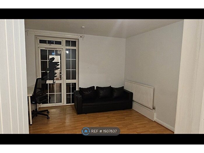 3 Bedroom Flat To Rent In Hollybush House, London, E2