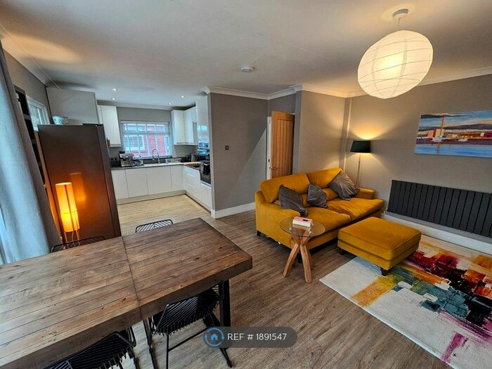 3 Bedroom Bungalow To Rent In Southview Close, Shoreham-By-Sea, BN43