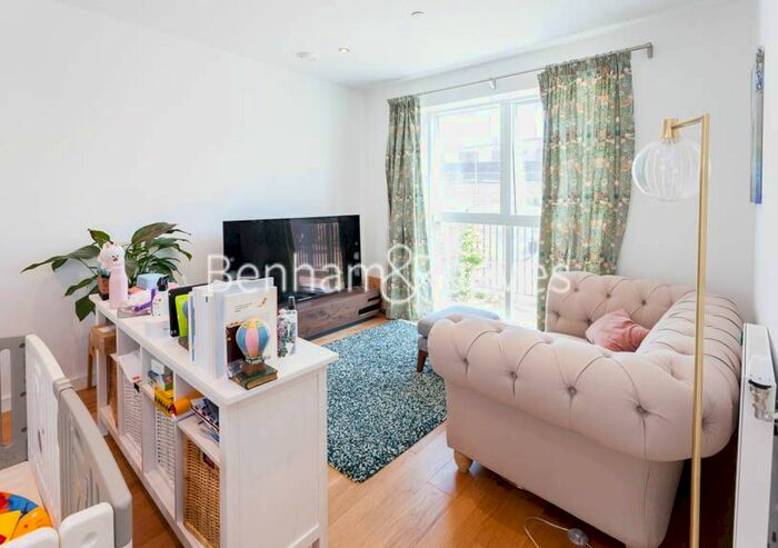 3 Bedroom Flat To Rent In Prospect Row, Stratford, E15