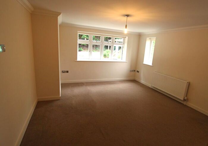 3 Bedroom Flat To Rent In Queens Park Avenue, BH8