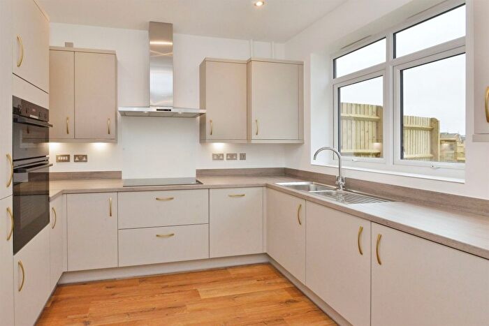 3 Bedroom End Of Terrace House For Sale In Holden Avenue, Oxley Park, Milton Keynes, MK4