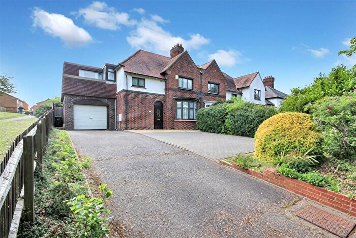 4 Bedroom Semi-Detached House For Sale In , Bedford Road, Rushden, NN10
