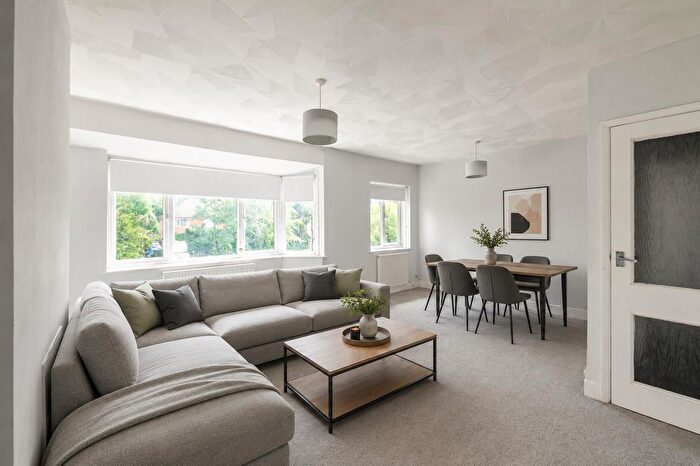 2 Bedroom Maisonette For Sale In Meadowcroft Close, Horley, RH6
