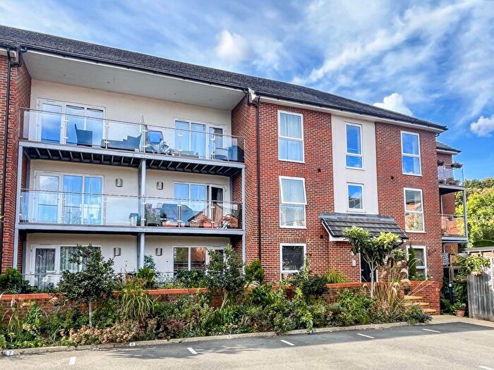2 Bedroom Apartment For Sale In Oakridge Road - No Chain, HP11