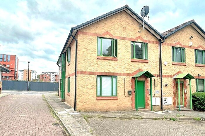1 Bedroom Flat For Sale In Victoria Avenue, Camberley, Surrey, GU15