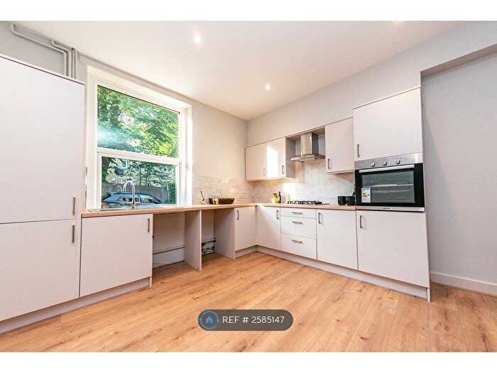 4 Bedroom Terraced House To Rent In Valley Road, Cleckheaton, BD19