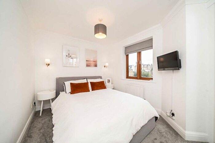 2 Bedroom Flat For Sale In East Hill, London, SW18