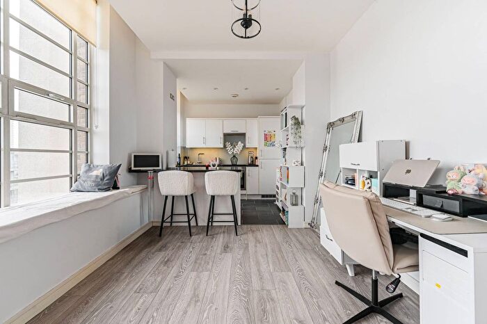 1 Bedroom Flat For Sale In Great West Quarter, Brentford, TW8