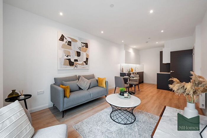2 Bedroom Flat To Rent In Bath Road, Chesterfield House, SL1