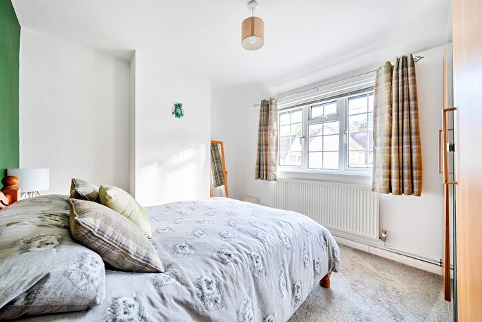 2 Bedroom Flat For Sale In Birchwood Road, West Byfleet, KT14