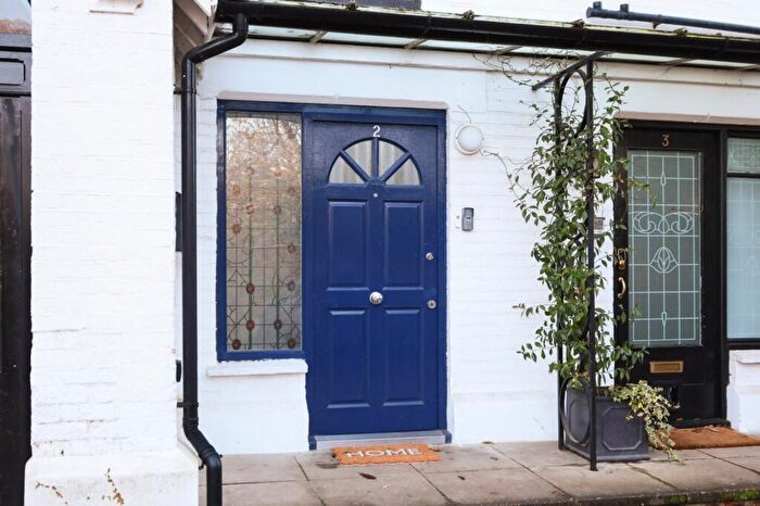 2 Bedroom Apartment For Sale In St. Georges Avenue, Weybridge, Surrey, KT13