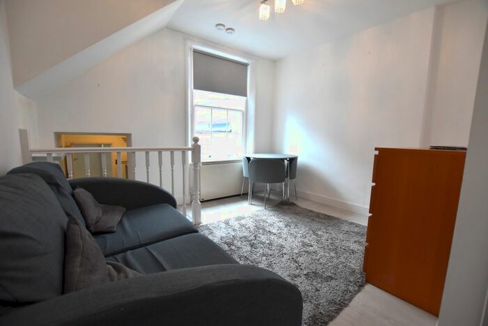Studio To Rent In Oaklands Grove, Shepherds Bush, W12