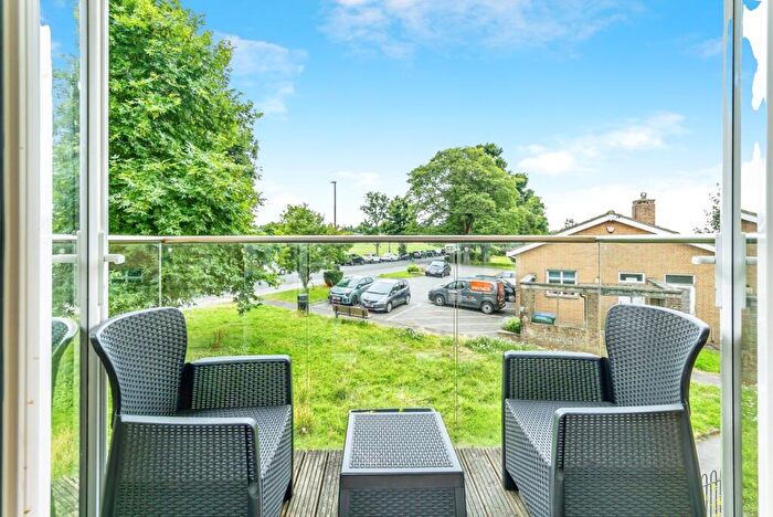 2 Bedroom Flat For Sale In Chaldon Road, Caterham, Surrey, CR3
