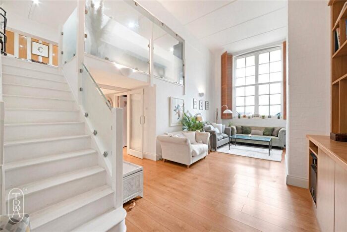 2 Bedroom Apartment For Sale In Gathorne Street, London, E2