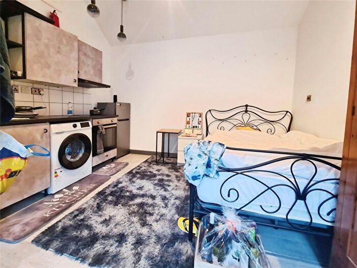 Flat To Rent In Church End, Southampton, Hampshire, SO15