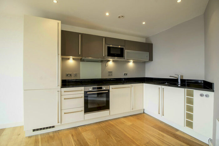 2 Bedroom Apartment To Rent In Candle House, LS1