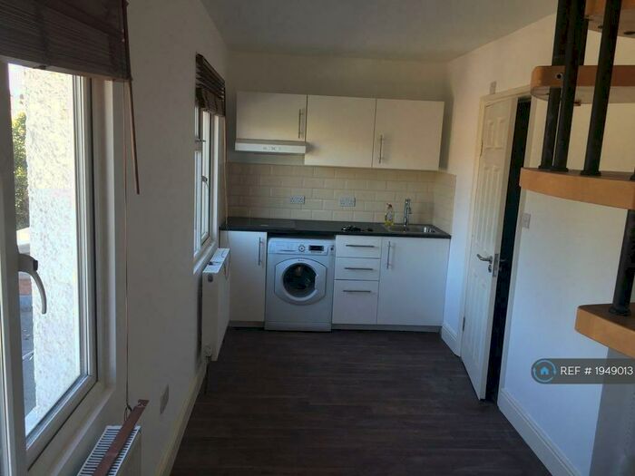 Studio To Rent In London, London, NW2