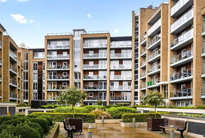 2 Bedroom Flat To Rent In Battersea Park Road, London, SW8