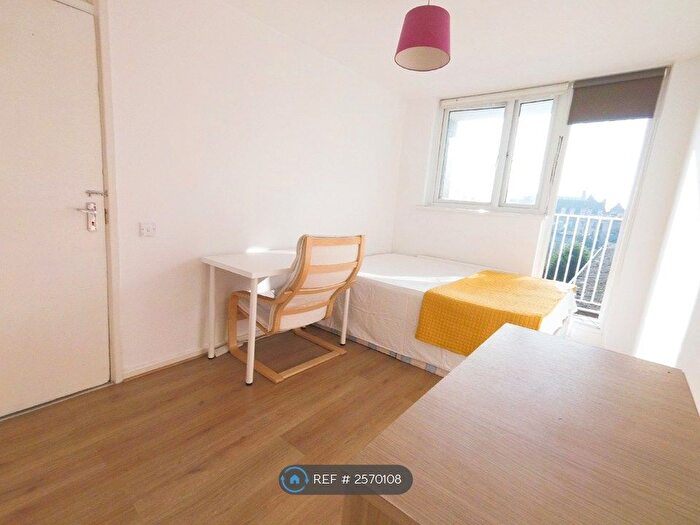 4 Bedroom Flat To Rent In Lucey Way, London, SE16
