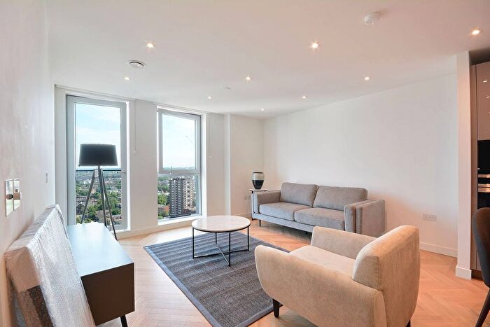 2 Bedroom Flat To Rent In Southwark Bridge Road, Elephant And Castle, London, SE1