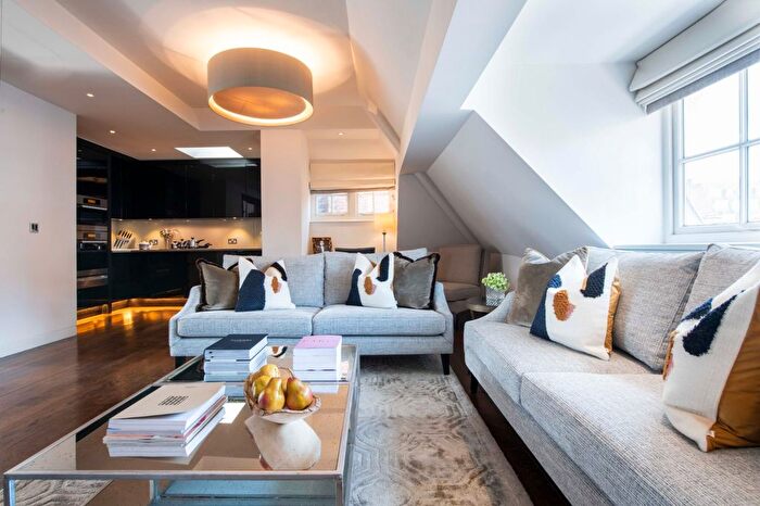 3 Bedroom Flat To Rent In Duke Street, London, W1K