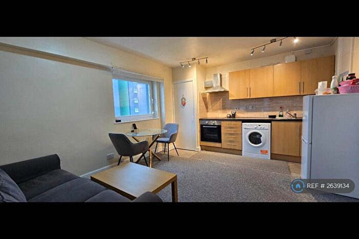 3 Bedroom Flat To Rent In Lovell Park Heights, Leeds, LS7