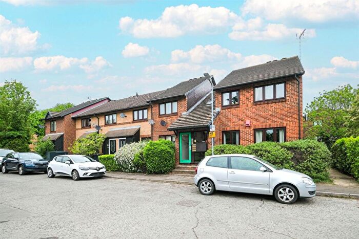 1 Bedroom Flat For Sale In Alders Close, Wanstead, E11
