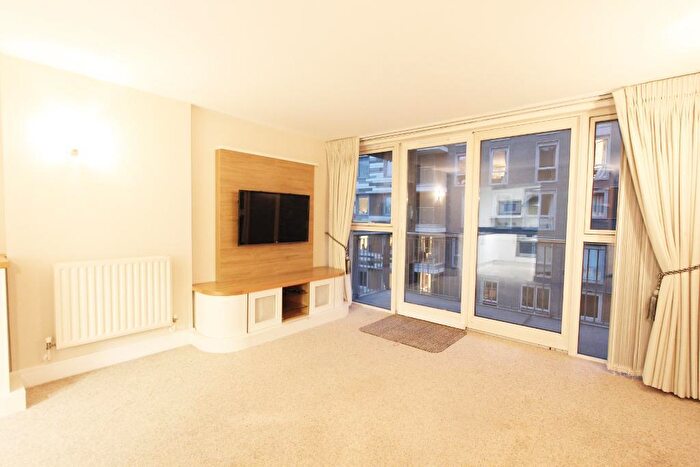 2 Bedroom Flat To Rent In Gainsborough House, Cassilis Road, Canary Wharf, London, E14