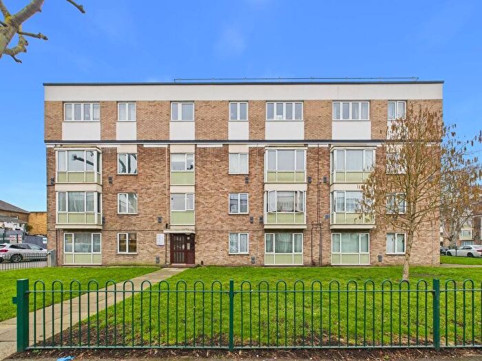 2 Bedroom Flat For Sale In Bethany Waye, Feltham, Middlesex, TW14