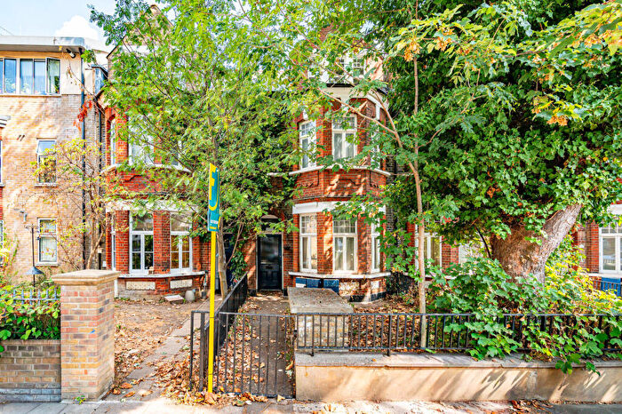 2 Bedroom Flat For Sale In Mornington Grove, Bow, London, E3