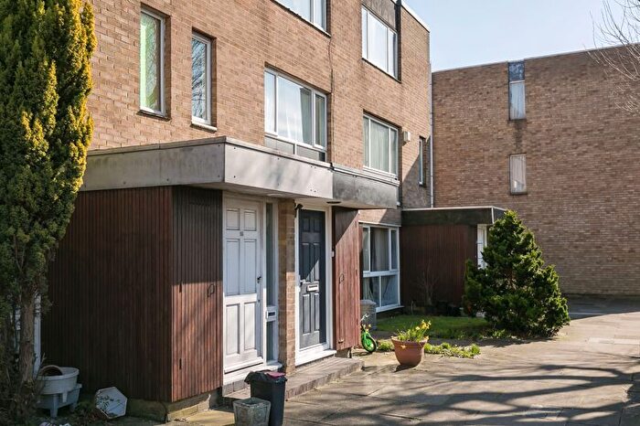 2 Bedroom Maisonette To Rent In Turnpike Link, Croydon, CR0