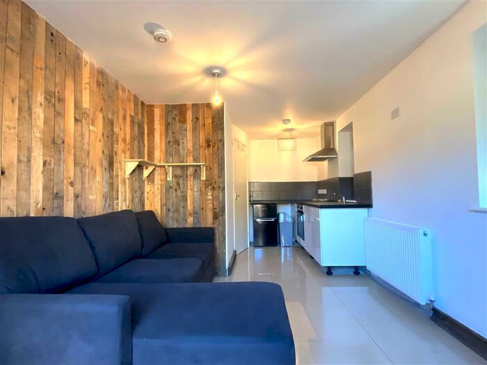 Apartment To Rent In Carlton Close, Aylesbury, HP19