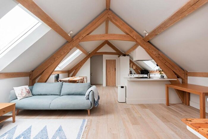 2 Bedroom Mews For Sale In High Street, Marshfield, SN14