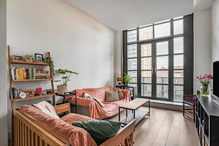 2 Bedroom Apartment For Sale In Chatham Place, London, E9 - Photo 12