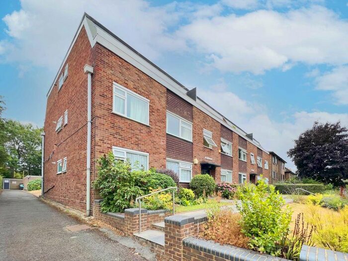 2 Bedroom Flat To Rent In Dukes Avenue, New Malden, KT3