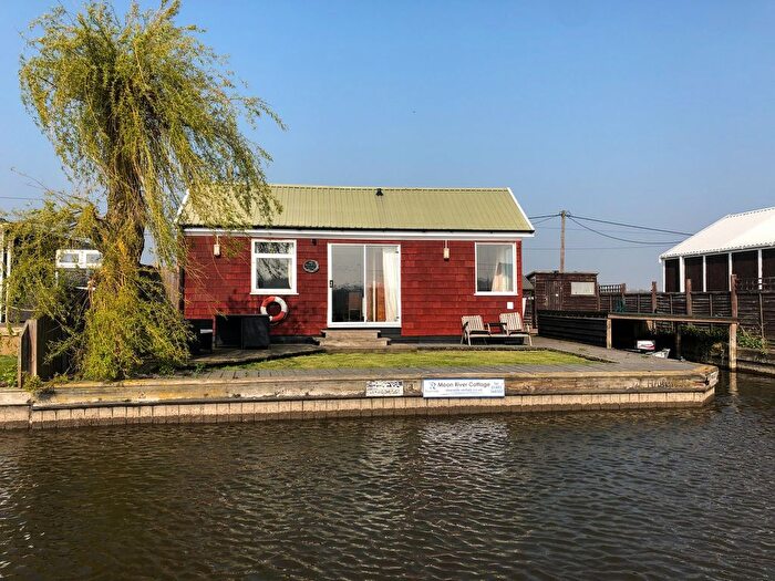 2 Bedroom Detached Bungalow For Sale In North West Riverbank, Potter Heigham, Great Yarmouth, NR29