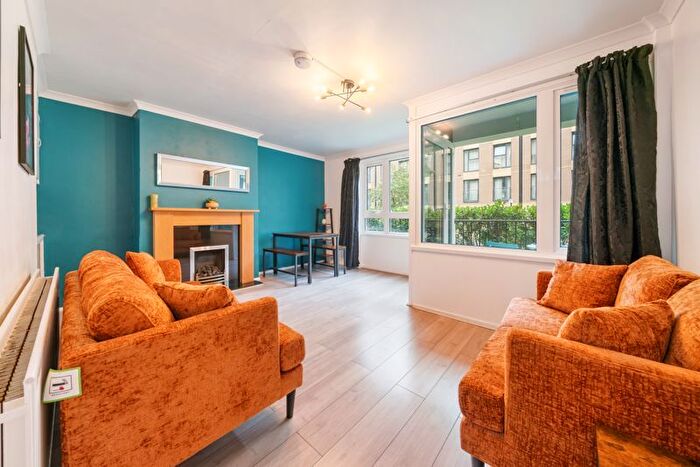 3 Bedroom Flat To Rent In Clarence Crescent, London, SW4