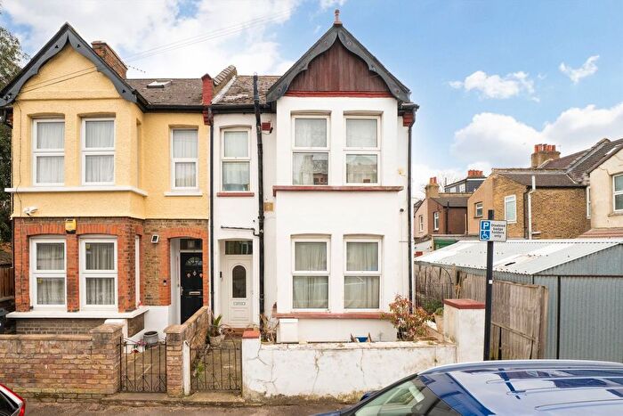 3 Bedroom Semi Detached House For Sale In Temple Road, Hounslow, TW3