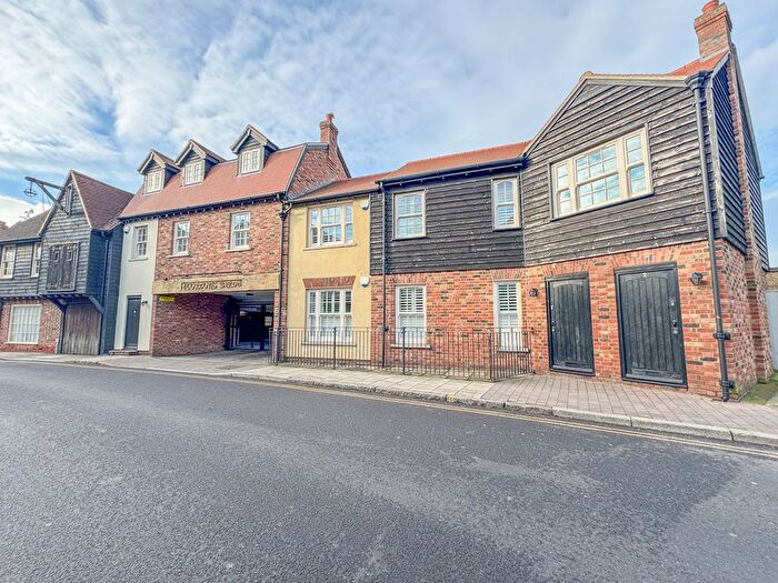 2 Bedroom Flat For Sale In Gordons Yard, Rochford, SS4