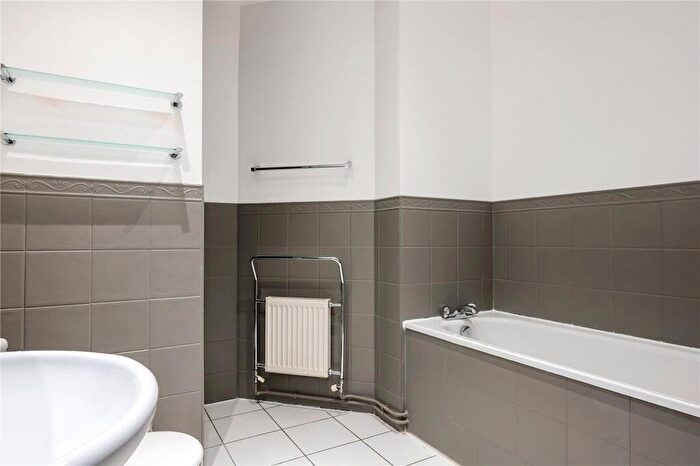 2 Bedroom Apartment To Rent In Farringdon Road, London, EC1M