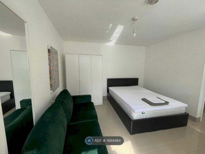 Studio To Rent In Greyhound Hill, London, NW4