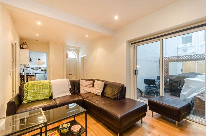 1 Bedroom Flat To Rent In Airlie Gardens, Kensington, London, W8