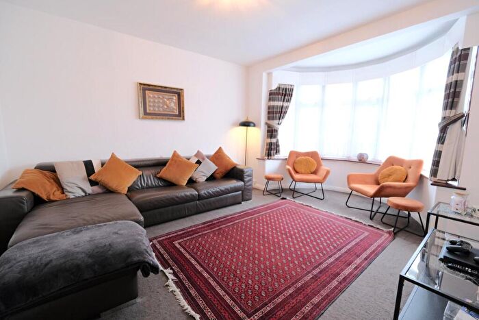 4 Bedroom Semi Detached House For Sale In The Woodlands, Southgate, London, N14